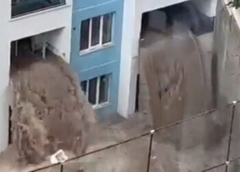 Her yağmurda şelaleye dönen bina