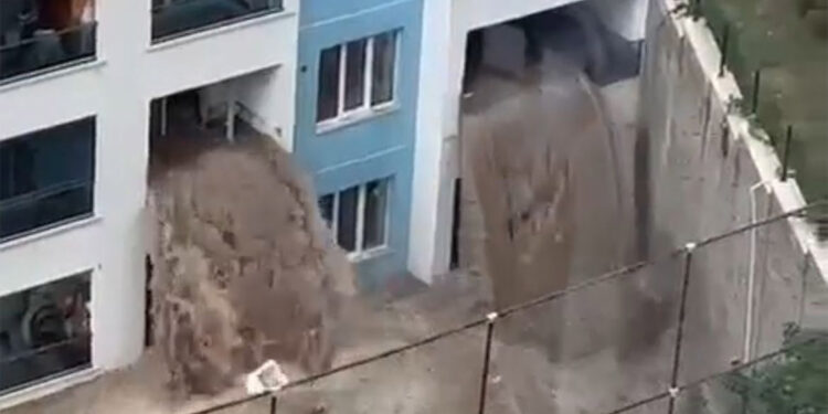 Her yağmurda şelaleye dönen bina