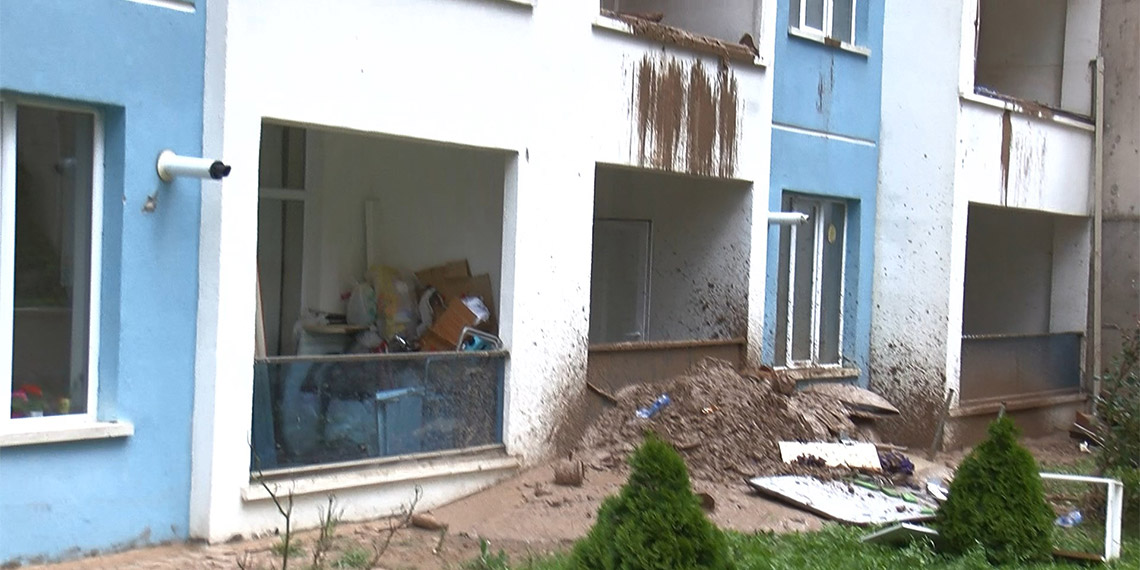 Ankara'da dün sağanak nedeniyle sel sularının girdiği yağmurda şelaleye dönen binanın eksi 1'inci katındaki 2 daireyi daha önce de 2 kez su bastığı, bu yüzden de boş bırakıldıkları ortaya çıktı.