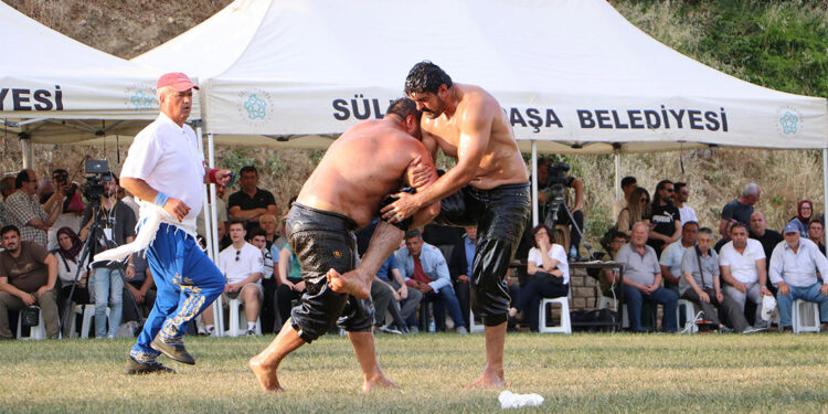 Hüseyin Pehlivan Yağlı Güreşleri'nde İsmail Koç başpehlivan oldu