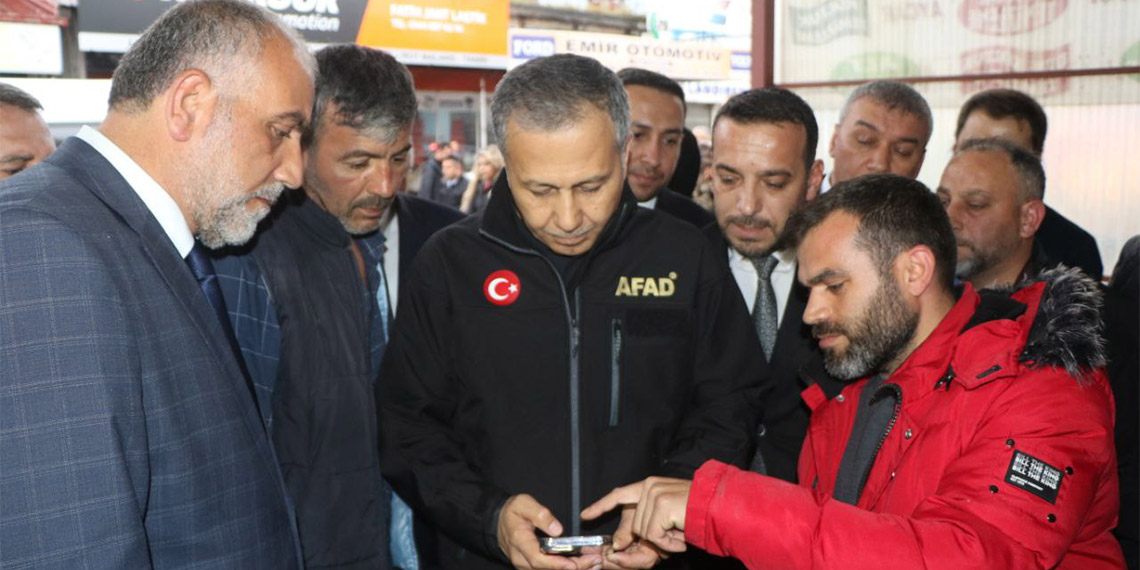 İçişleri Bakanı Ali Yerlikaya, kuvvetli yağış uyarısı yaptı. Bakan Yerlikaya, AFAD ve Meteoroloji Genel Müdürlüğü’nden yapılan uyarılara vatandaşların dikkat etmesi çağrısında bulundu.