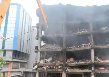 İkitelli organize sanayi bölgesi'nde yangın çıkan bina yıkılıyor