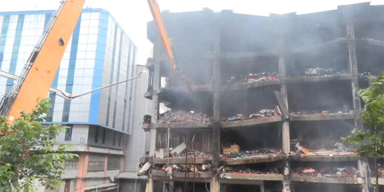 İkitelli Organize Sanayi Bölgesi'nde yangın çıkan bina yıkılıyor