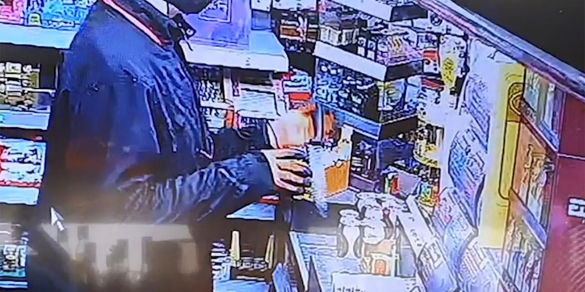 Markete giren soyguncu kaçarken kepenge sıkıştı