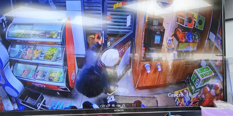 Markete giren soyguncu kaçarken kepenge sıkıştı