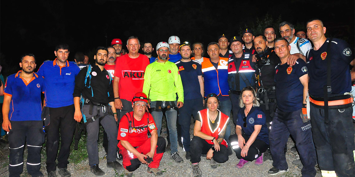 Kanyona iple inerken düşüp yaralanan dağcı kurtarıldı