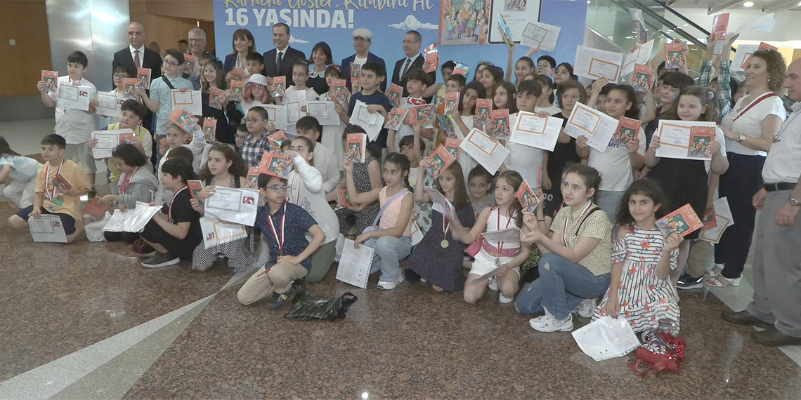 Türkiye İş Bankası’nın ‘Karneni Göster Kitabını Al’ kampanyası 16 yaşında. İş Bankası çocuklara bu yıl, Cumhuriyetin 100'üncü yılı vesilesiyle ‘Çocuklar Soruyor Tarih Dede Anlatıyor’ kitabını armağan etti.