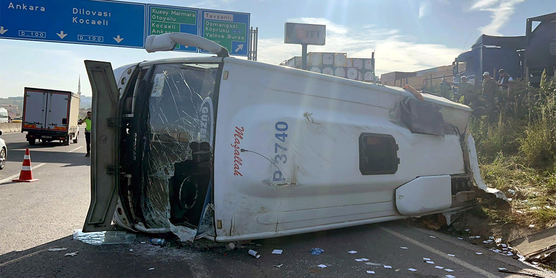 İşçi servis midibüsü TIR'a çarptı; 13 yaralı