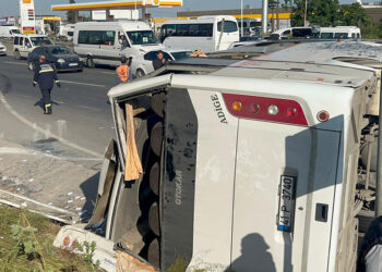 İşçi servis midibüsü TIR'a çarptı; 13 yaralı