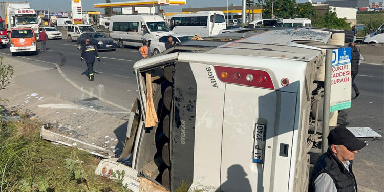 İşçi servis midibüsü TIR'a çarptı; 13 yaralı