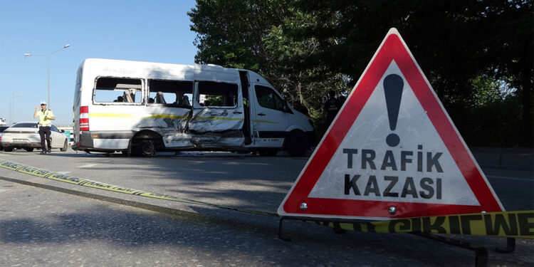 Bursa'da işçi servisi otomobile çarptı; 1 ölü 10 yaralı