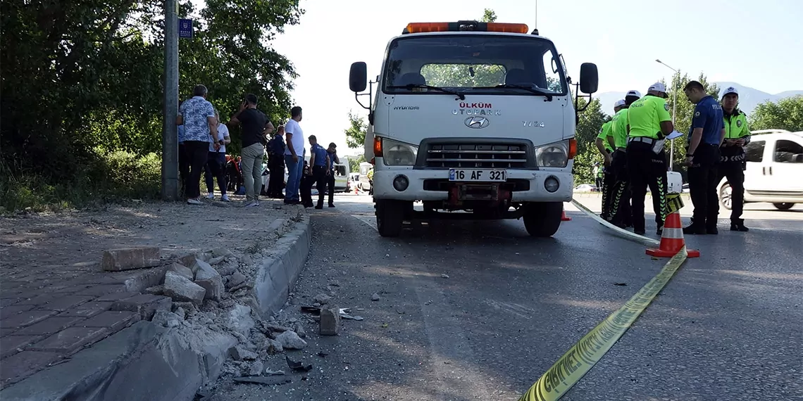 Bursa'da işçi servisi otomobile çarptı; 1 ölü 10 yaralı