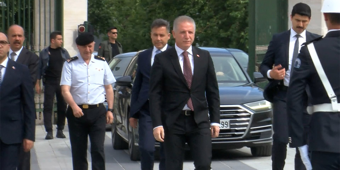 İstanbul Valisi Davut Gül görevine başladı. Valilik önünde yapılan karşılama töreninin ardından konuşan Gül, "Bu şehrin daha güvenli ve huzurlu bir şehir olması için gece gündüz çalışmak boynumuzun borcudur" dedi.