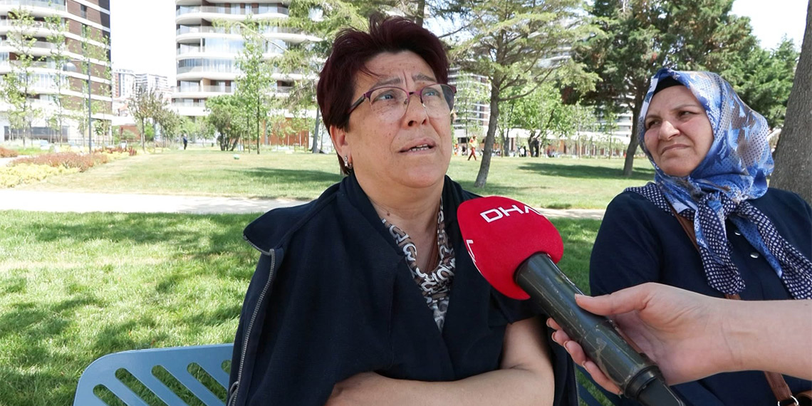 Bal arılarının çoğalma isteğiyle her ilkbaharda yaşanan oğul verme dönemi, vatandaşlar arasında tedirginlik yarattı. Küçükçekmece’de arılar bir ağacın üzerinde toplanırken, Bağcılar’da ise bir apartmanda toplandı.