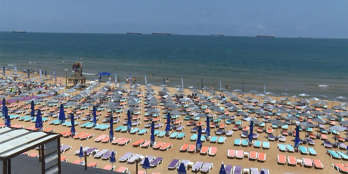 Sadece bir mavi bayraklı plajın bulunduğu İstanbul'da sahillerde hareketlilik başladı. Denize girmek isteyenler bazı noktalarda ücretsiz halk plajlarını, belirli noktalarda da özel plaj işletmelerini tercih ediyor.