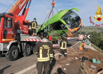İtalya'da yolcu otobüsü kazası; 1 ölü 14 yaralı