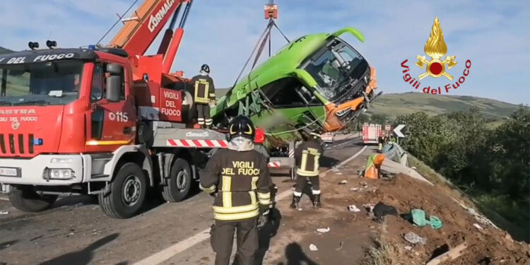 İtalya'da yolcu otobüsü kazası; 1 ölü 14 yaralı