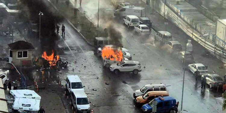 İzmir'de, polis memuru Fethi Sekin ve mübaşir Musa Can'ın şehit olduğu İzmir Adliyesi'ne saldırı davasında sanık avukatının reddi heyet talebine ret.