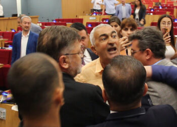 İzmir Büyükşehir Belediyesi Meclisinde arbede