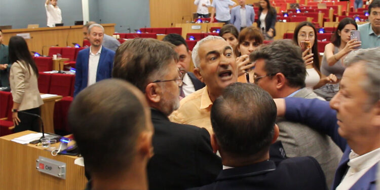 İzmir Büyükşehir Belediyesi Meclisinde arbede