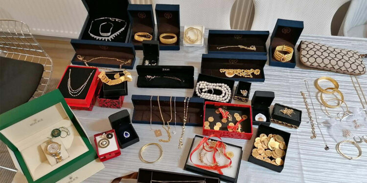 İzmir'de 2.2 milyonluk kapora dolandırıcılığına 20 gözaltı