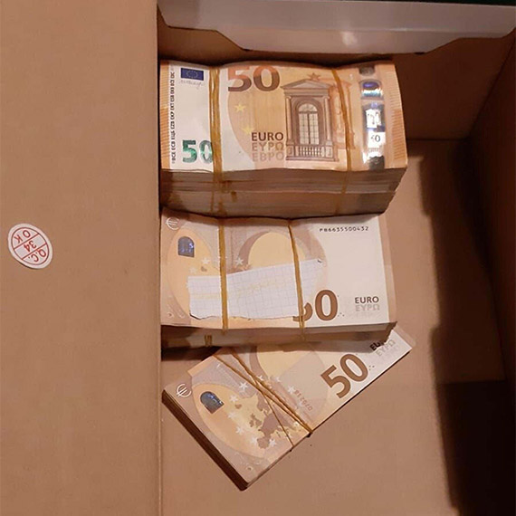 İzmir'de 2.2 milyonluk kapora dolandırıcılığına 20 gözaltı; Şüphelilerin paraları kutuda gizledikleri ve saksı içerisindeki bitkiye, mağdurlardan elde ettikleri paralarla çiçek şekli verdikleri görüldü.