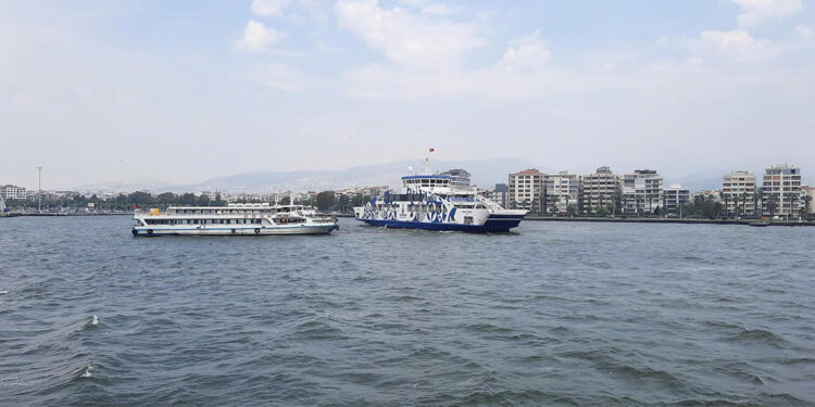 Bostanlı-Üçkuyular feribotu karaya oturdu