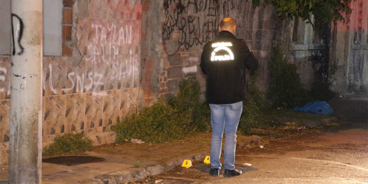 İzmir'de 3 kişinin tartışması silahlı kavgaya döndü