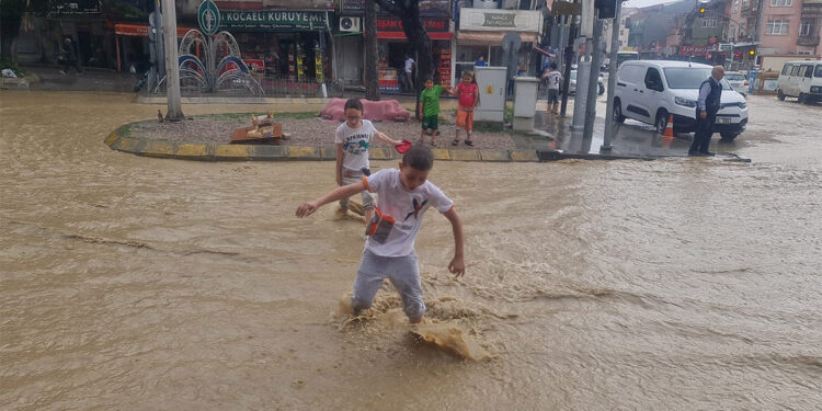 İzmit'te sağanak; Cadde su altında kaldı