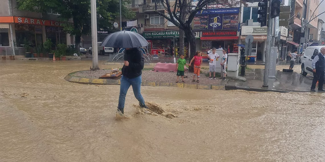 Izmitte saganak dere tasti cadde su altinda kaldi 8617 dhaphoto2 - öne çıkan - haberton