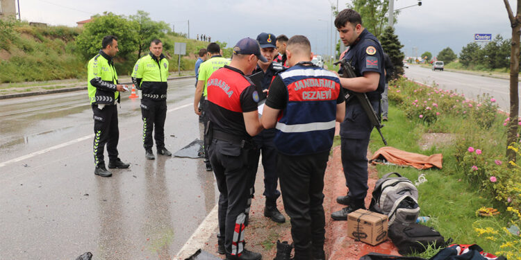 Jandarma personelini taşıyan araç devrildi