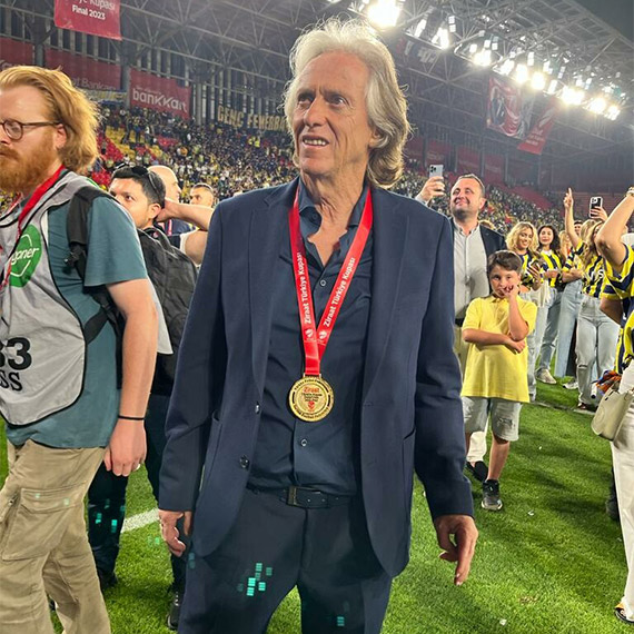 Ziraat Türkiye Kupası'nı kazanmasının ardından Fenerbahçe'de teknik direktör Jorge Jesus kupa ile veda etti.