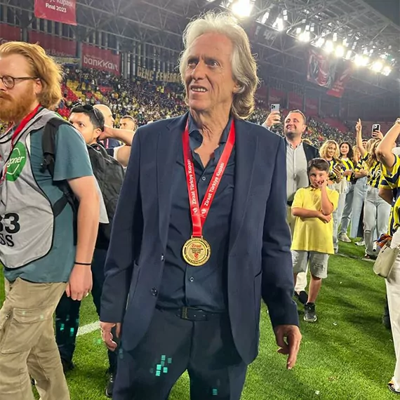 Ziraat türkiye kupası'nı kazanmasının ardından fenerbahçe'de teknik direktör jorge jesus kupa ile veda etti.