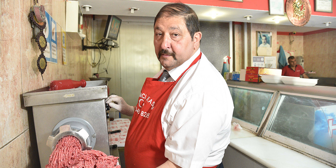 Türkiye Kasaplar, Besiciler Et ve Et Ürünleri Esnaf ve Sanatkarları Federasyonu Başkanı Osman Yardımcı, hijyenik olmayan koşullarda sokakta, kasaplar haricinde alakasız meslek grubundan insanların kıyma çekiminin yasak olduğunu söyledi.