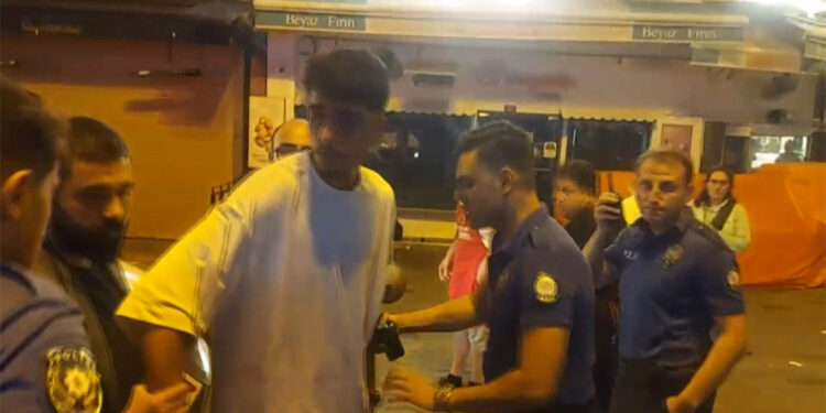 Kadıköy'de eğlence mekanının güvenliği bıçaklandı