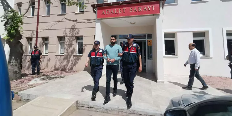 Konya'da, sevgilisi ayşe dırla'yı (35) dövdüğü öne sürülen özgür duran'ı (32) engel olmak isterken kalbinden bıçaklayıp öldürdüğü gerekçesiyle 10 yıl 10 ay hapis cezası alan kadir şeker'in cezası onandı.