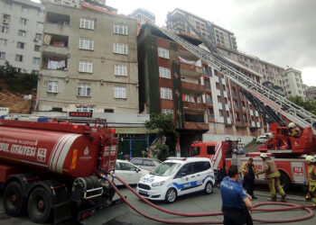 Kağıthane'de 5 katlı binada yangın