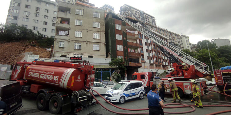 Kağıthane'de 5 katlı binada yangın