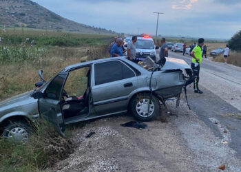Kamyonetle çarpışan otomobilde 2 kişi yaralandı