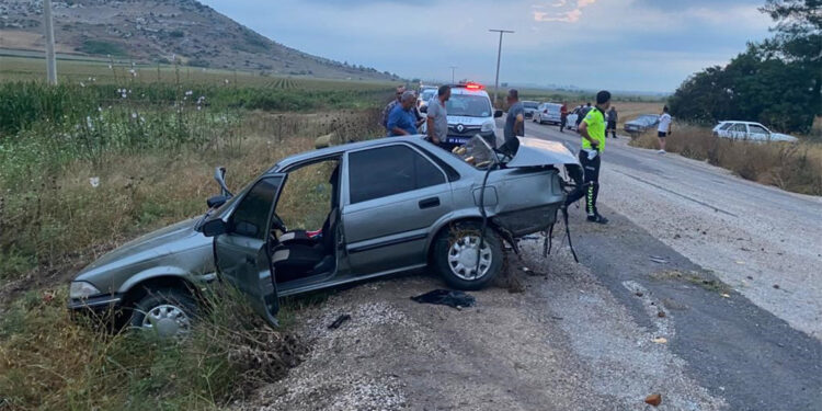 Kamyonetle çarpışan otomobilde 2 kişi yaralandı