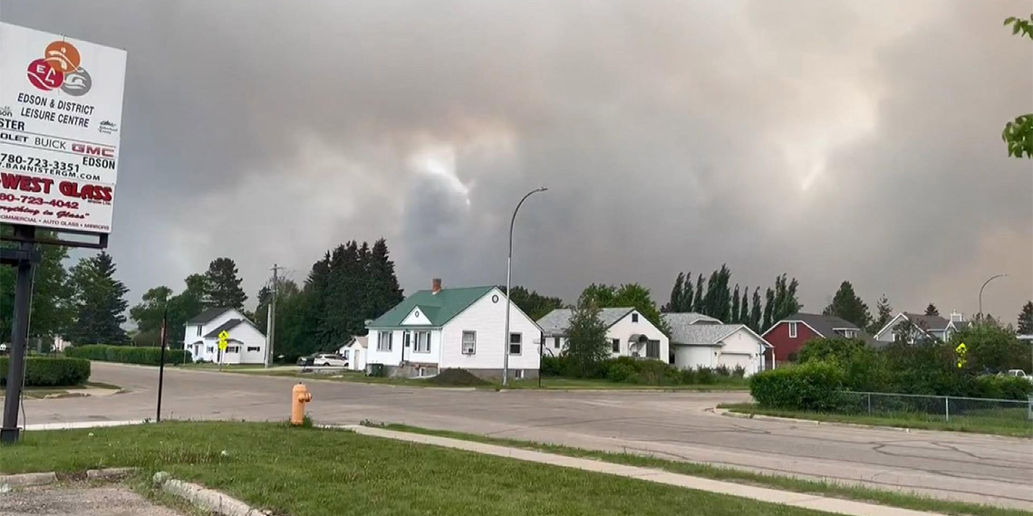 Orman yangını Edson kasabasına yaklaşıyor
