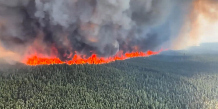 Orman yangını Edson kasabasına yaklaşıyor
