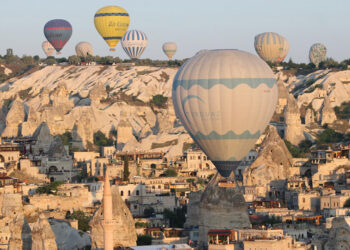 Türkiye'nin önemli turizm merkezlerinden Kapadokya'da 1 saatlik sıcak hava balonu turu 100 eurodan başlıyor.