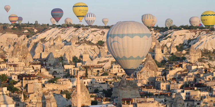 Türkiye'nin önemli turizm merkezlerinden Kapadokya'da 1 saatlik sıcak hava balonu turu 100 eurodan başlıyor.