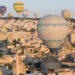 Türkiye'nin önemli turizm merkezlerinden Kapadokya'da 1 saatlik sıcak hava balonu turu 100 eurodan başlıyor.