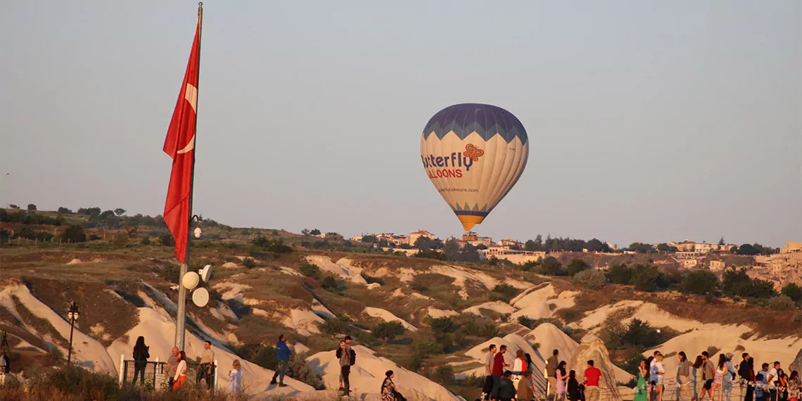 Türkiye'nin önemli turizm merkezlerinden kapadokya'da 1 saatlik sıcak hava balonu turu 100 eurodan başlıyor.