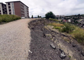 Karabük'te 2 okulun yakınında heyelan