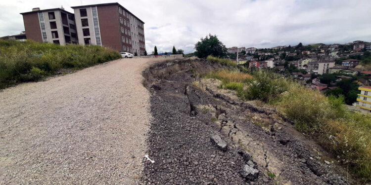 Karabük'te 2 okulun yakınında heyelan