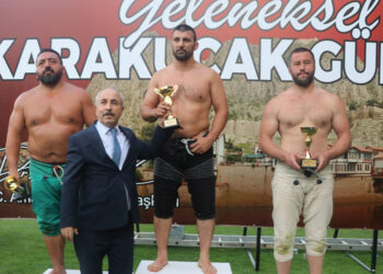 Karakucak Güreşleri'nde başpehlivan Rıza Yıldırım oldu