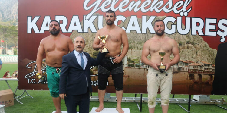 Karakucak Güreşleri'nde başpehlivan Rıza Yıldırım oldu